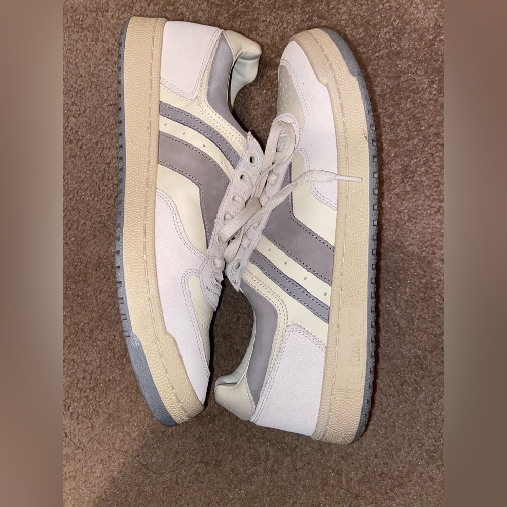 Super cool vintage style Pro Keds low top white leather shoes